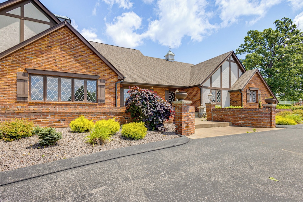 Pool, Lake & Patio: Sweeping De Soto Estate
