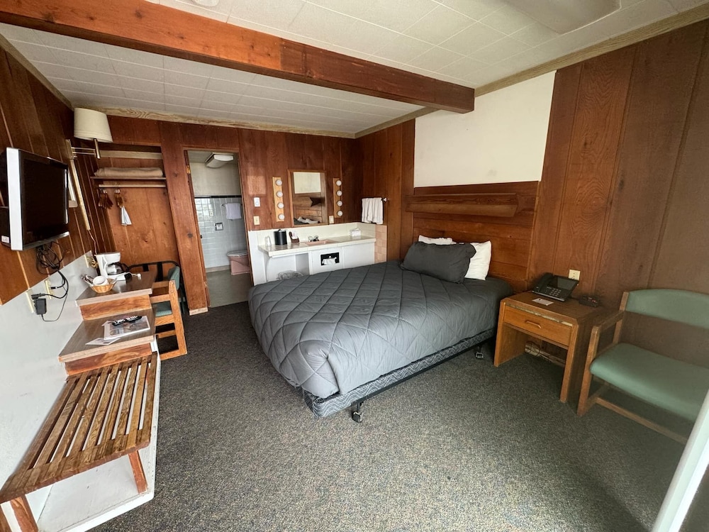 Sunset Oceanfront Lodging