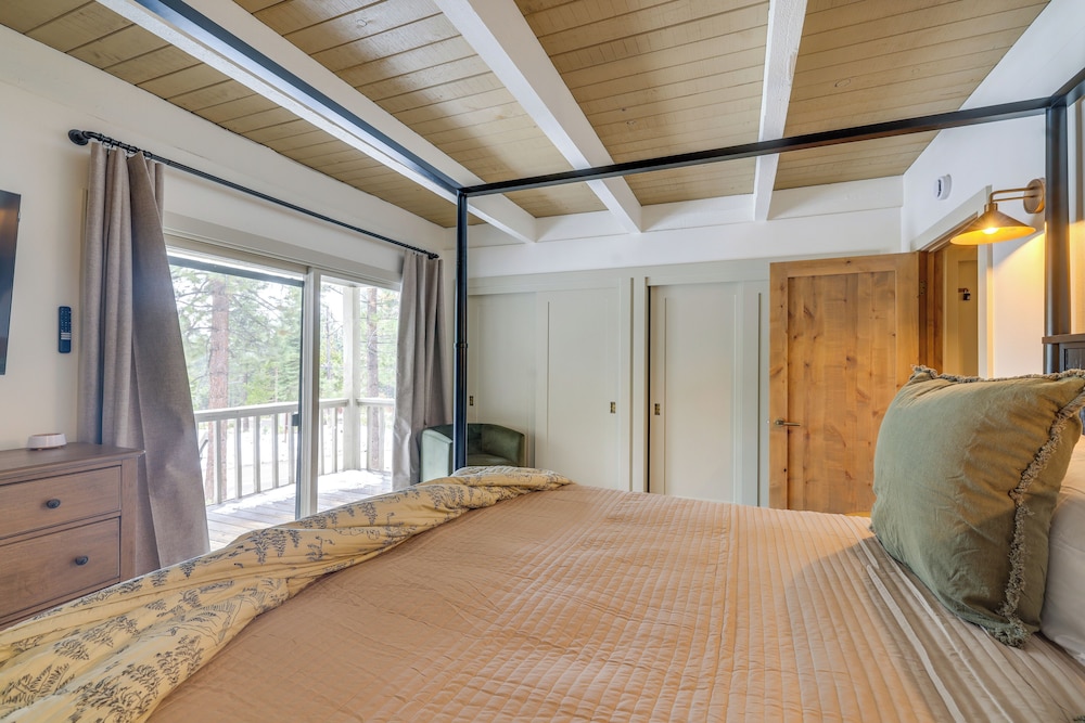 8 Mi to Northstar Slopes: Tahoe Gem w/ Fireplace