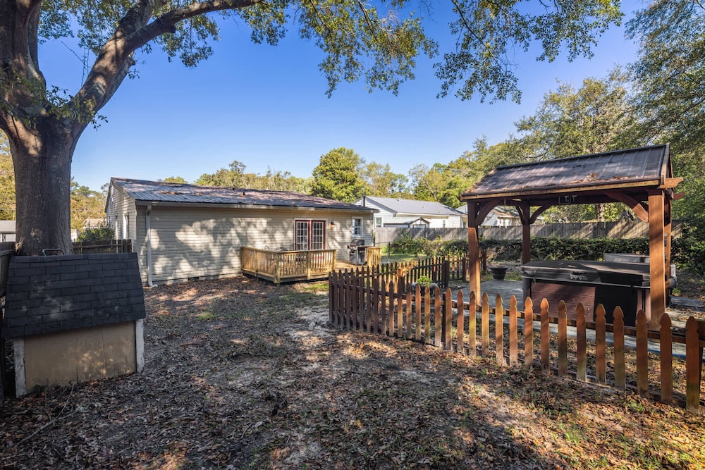 Hot Tub BBQ Retreat Spacious Backyard Pet-friendly