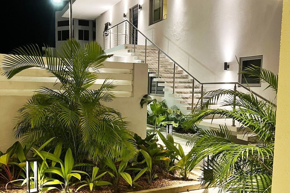 Santosha Whitehouse JM - 10 Bedroom Villa w Private Beach