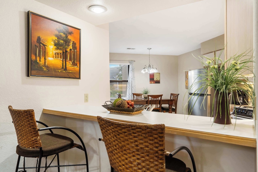 Fairway Retreat for 6 – Walk-in and Pet Friendly