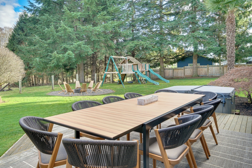 Fire Pit, Chic Deck! Family-friendly Puyallup Home