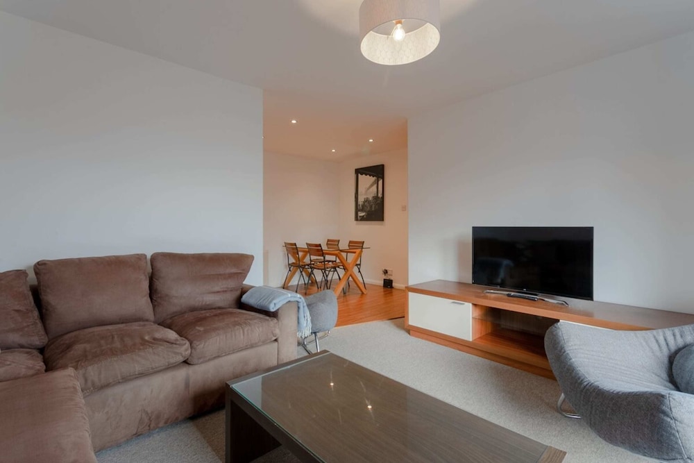 A Spacious 2 Bedroom Apartment In Aldgate East