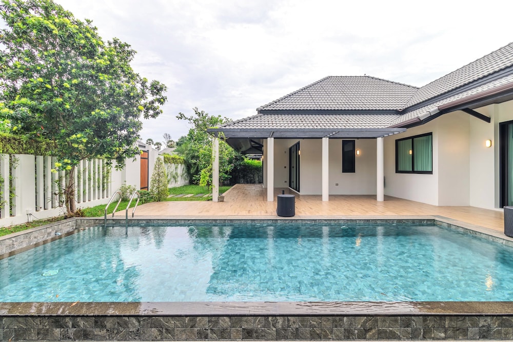 3BR Pool Villa Bathtub Near Beach V243