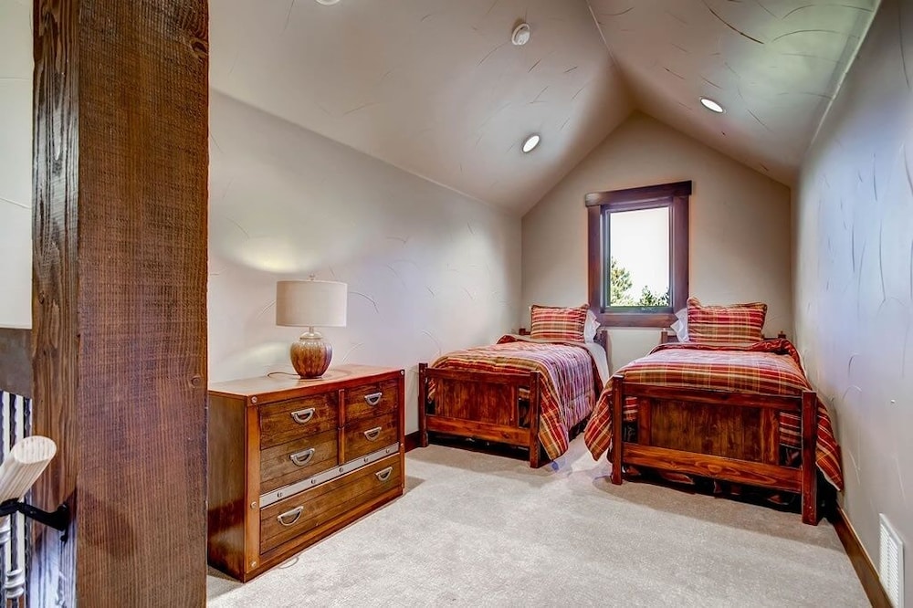 Three Sisters Lookout 5 Bedroom Home