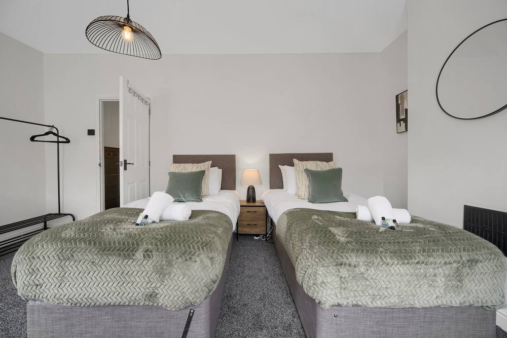 Central Chic - Huge Home - Free Wifi