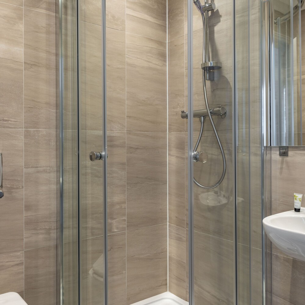 Balcony South Kensington Luxury 2 bed Apartment