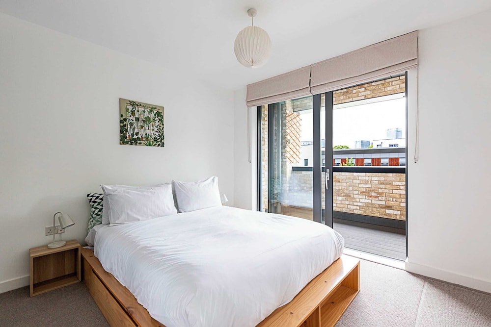 Well-connected, Cosy and Bright Modern Flat