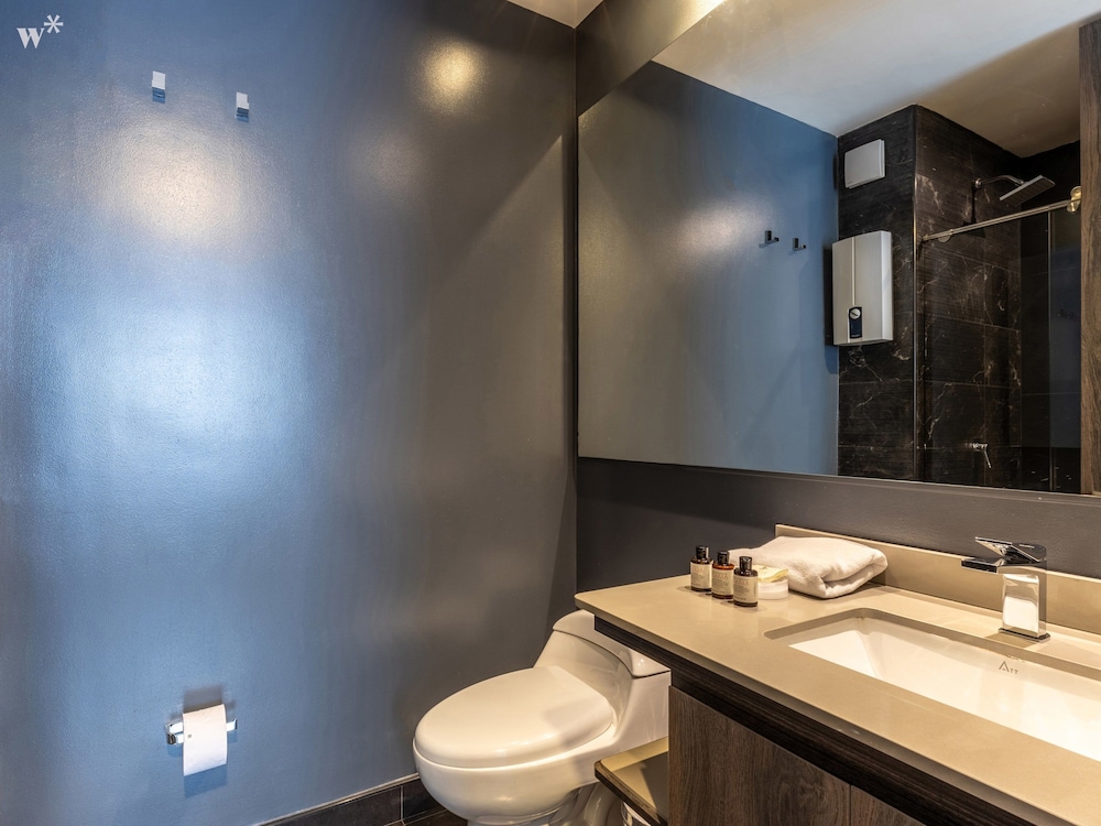 w Modern 2BR in Luxury Building in Chico