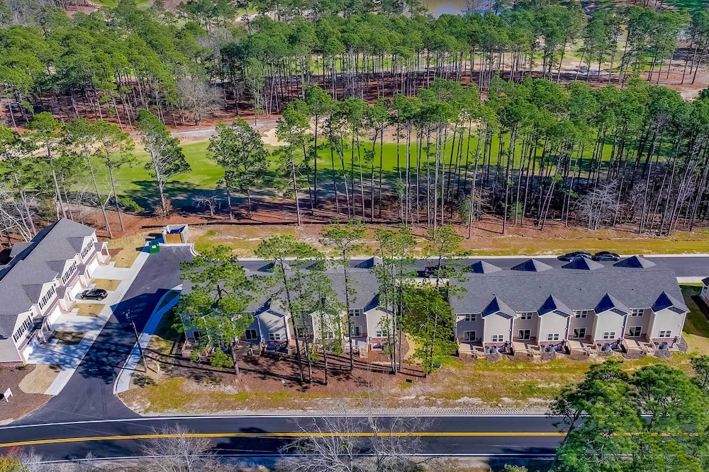 Luxe Aberdeen Townhome w/ Deck + Golf Course Views