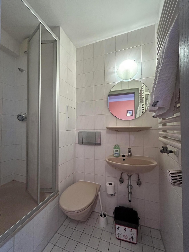 2-Rent Group Hostel Rooms AUB162