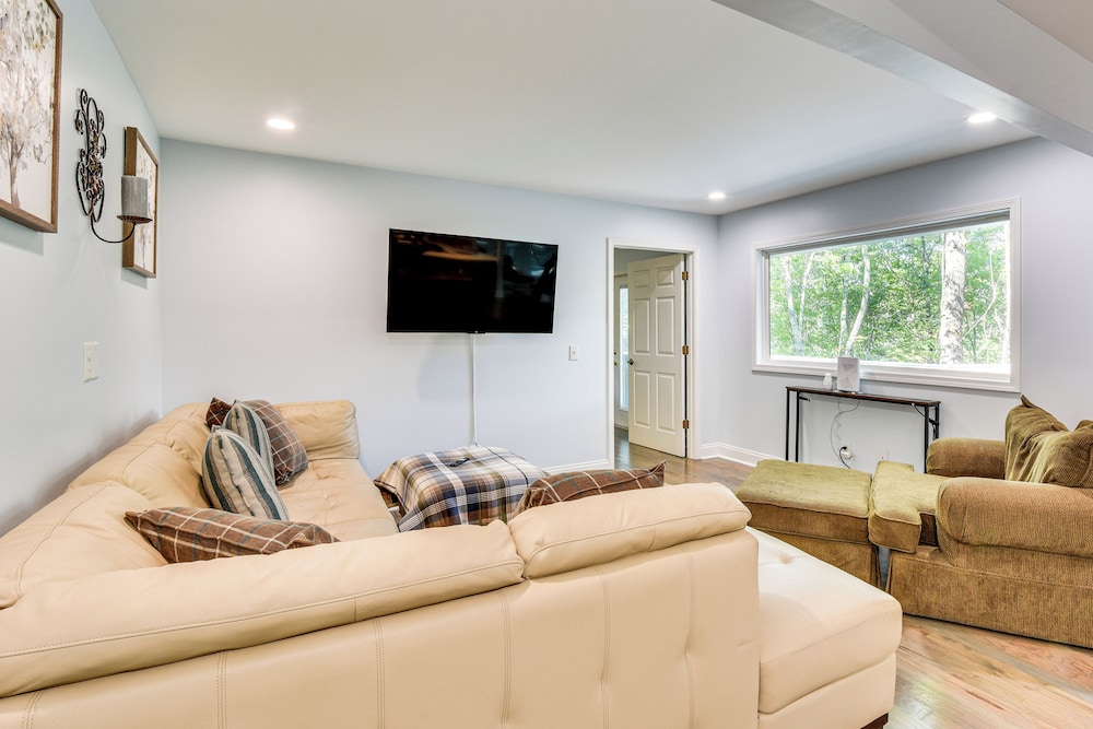 Woodsy Retreat w/ Deck & Views in Dahlonega!