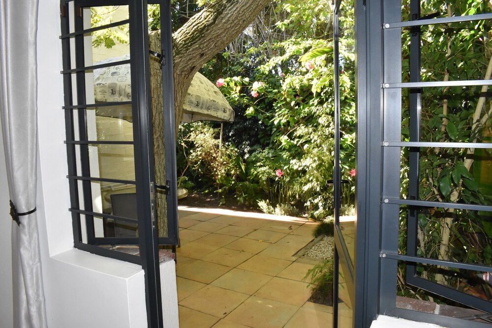 Hotel Paradiso Guest House - Image 1