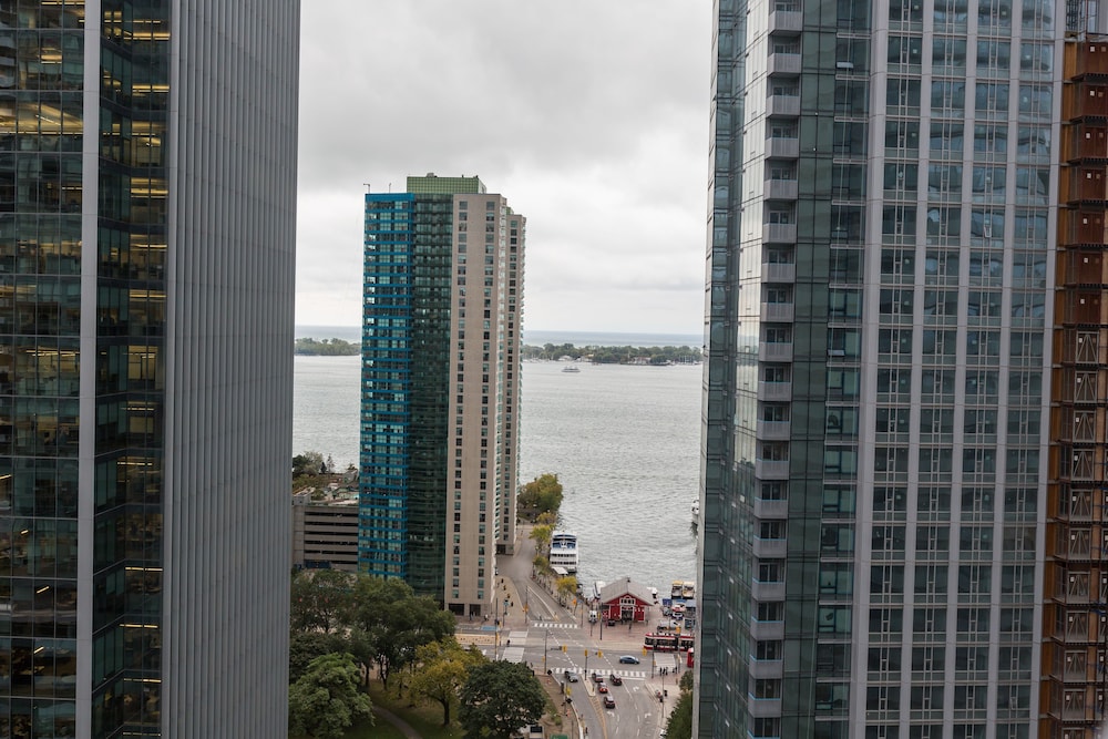 Applewood Suites - 3 Bed Waterfront Area - Image 1