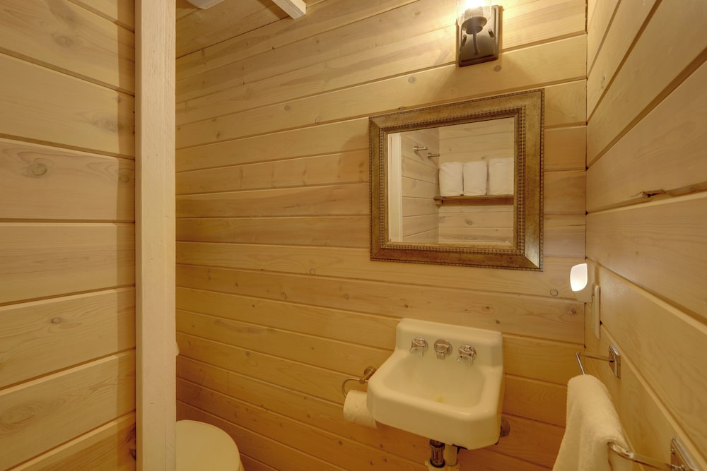 Ski, Hike, Relax By Water: Rustic Mccall Tiny Home