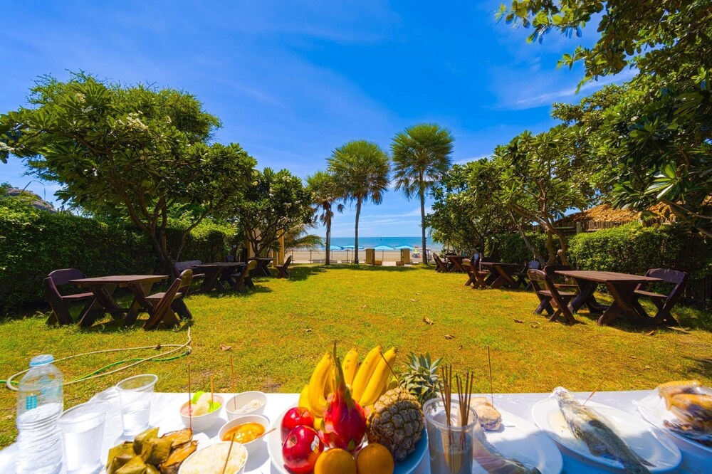 Beachfront 2 bed Condo with Seaview BW2