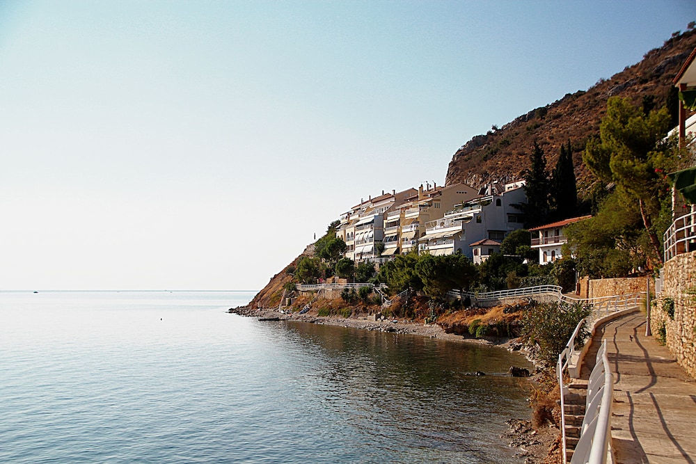 Meli Apartments & Villas