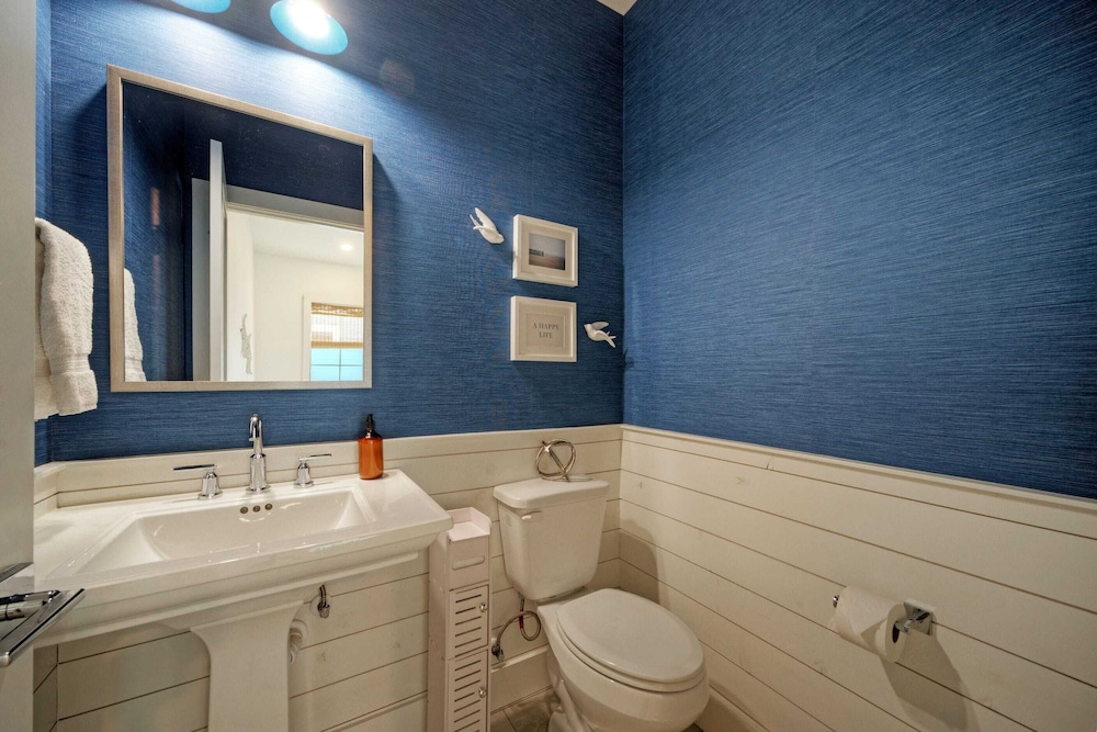 Luxury 4bdr Beach Retreat w/ Private Pool Walk to Dining + Shops Shore Thang