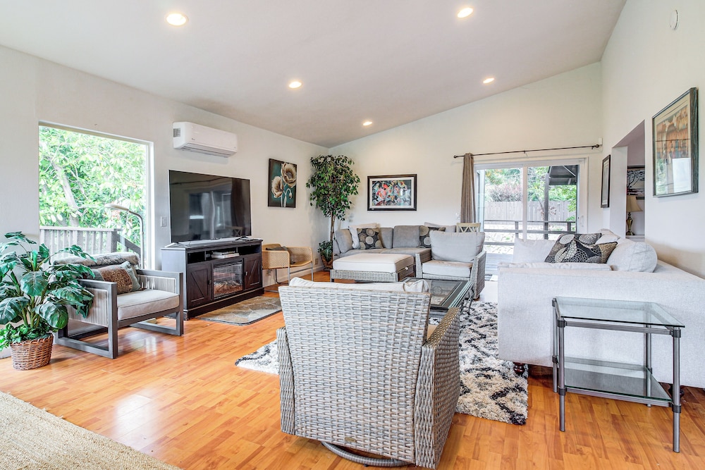2 Mi to Downtown Coos Bay: Home w/ Deck, Fire Pits