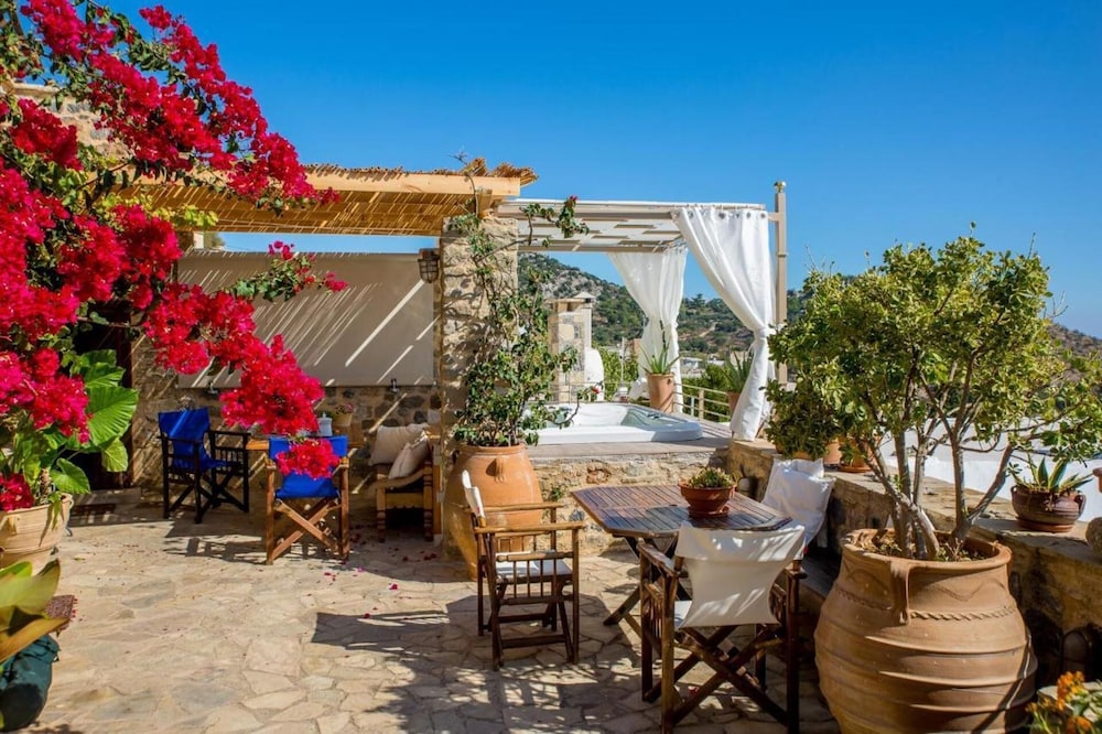 Smaragda Art Country House