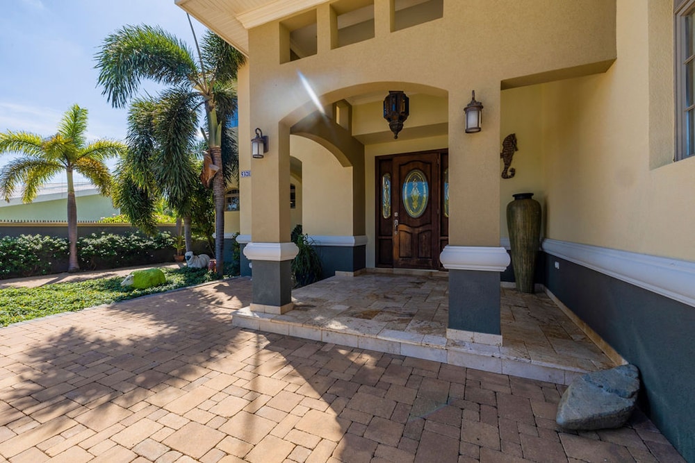 Ocean View 5BR Villa Steps to Beach Privatepool