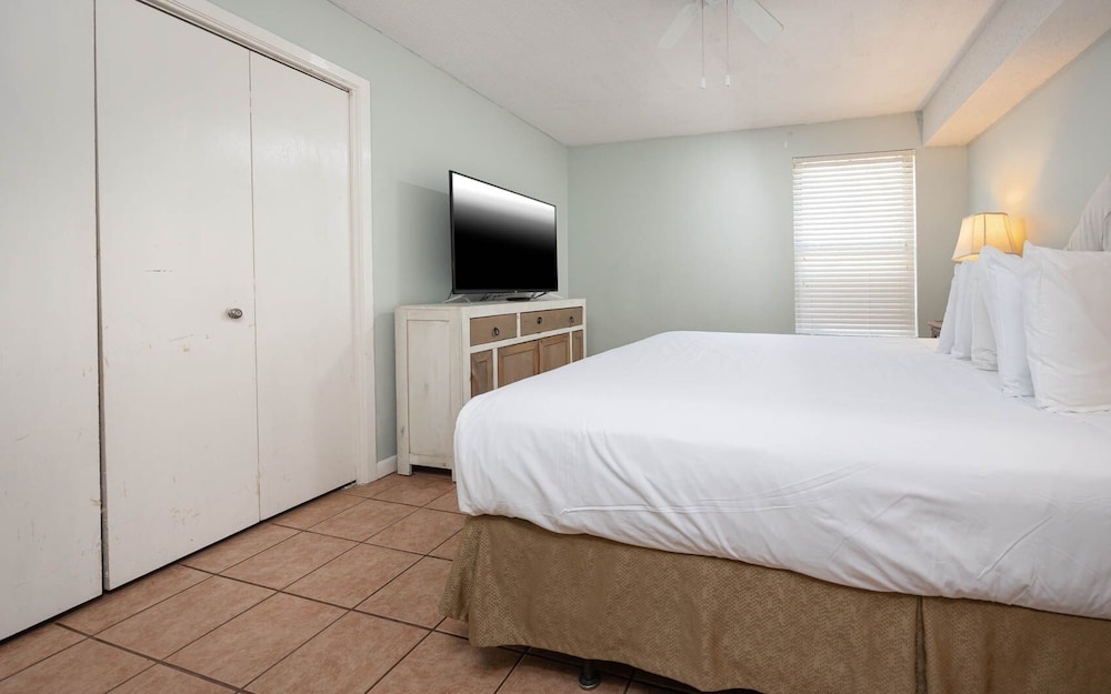 Phoenix I 1071 3 Bedroom Condo
