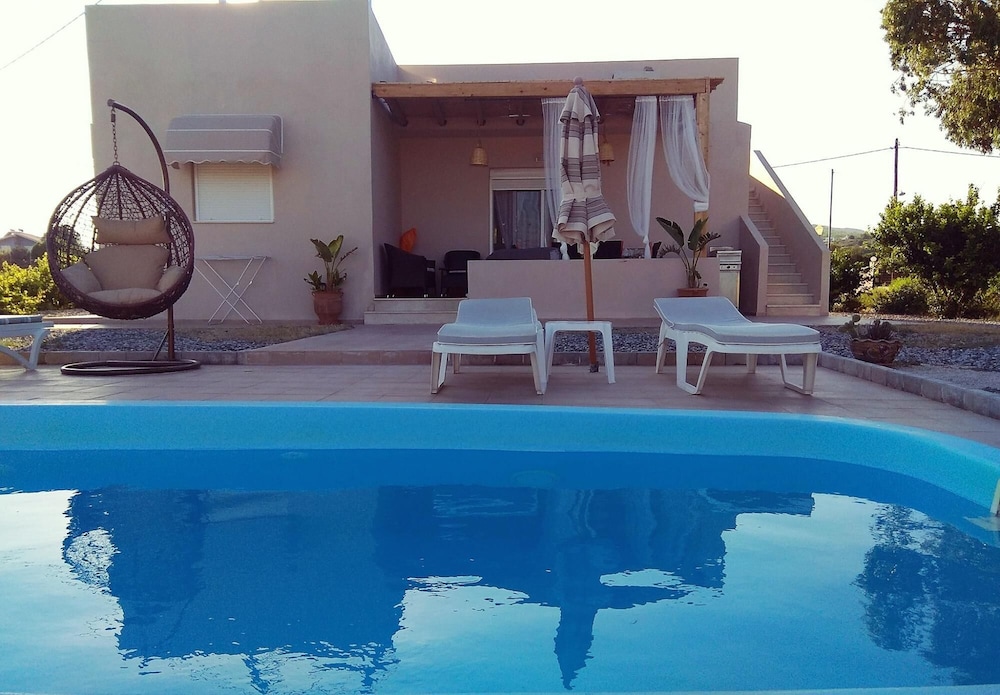 Gennadi Serenity House -beachfront Villa