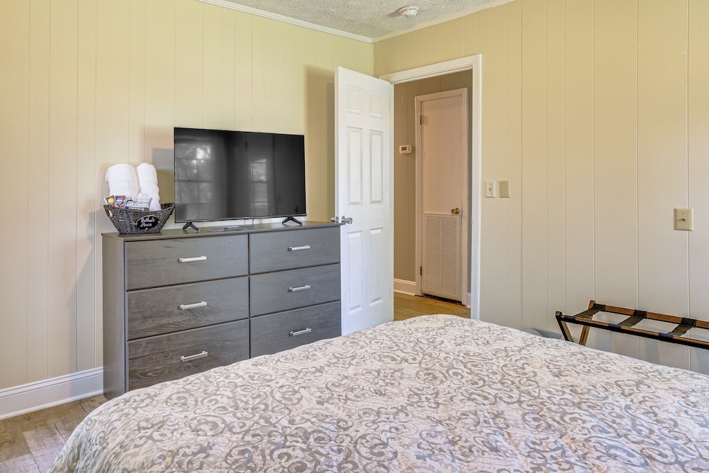 1 Mi to Dtwn Waycross: Home w/ Furnished Porch