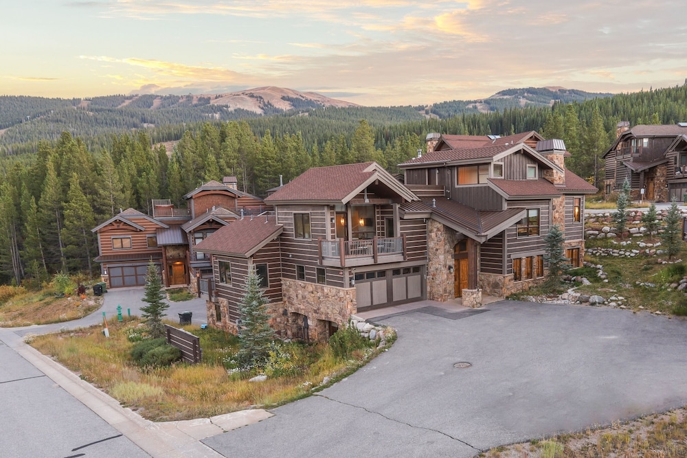 Incredible Executive Private Pet Friendly Home - LR902 by RedAwning