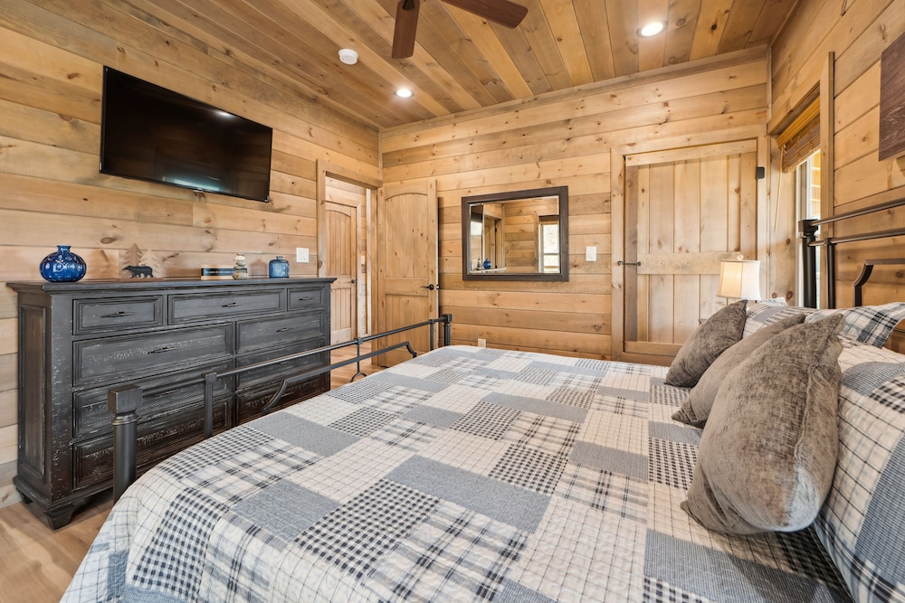 Little Bear Lodge 3 Bedroom Cabin by RedAwning view 3