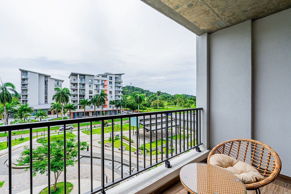 w Modern 2BR w Great Deco in Centriqo