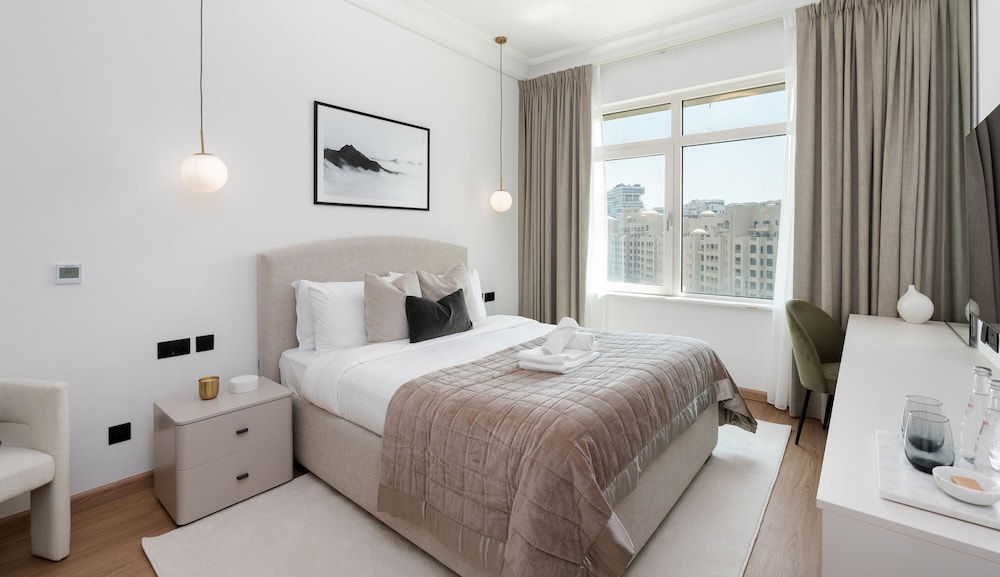 Sleek 2BR Apt at the Palm w Beach Access