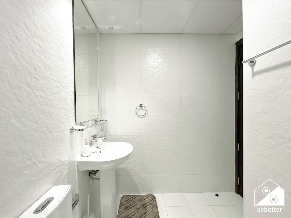 Bright 2bed Family Home: Pool, Gym & Kids Play