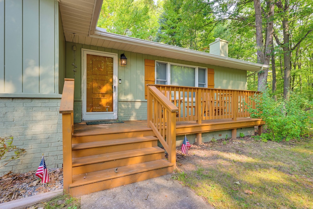 Houghton Lake Cottage Escape w/ Patio! view 2