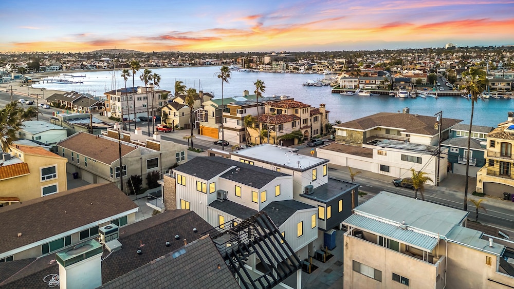Beach Paradise Stunning 3-story in Long Beach!