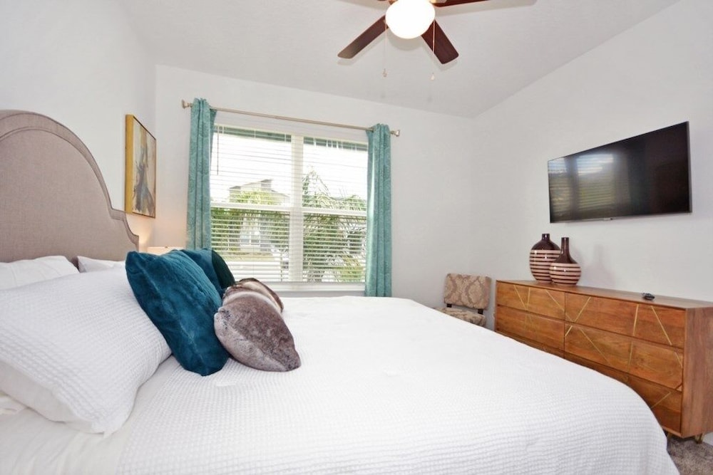 Champions Retreat 5 Bedroom Home by RedAwning
