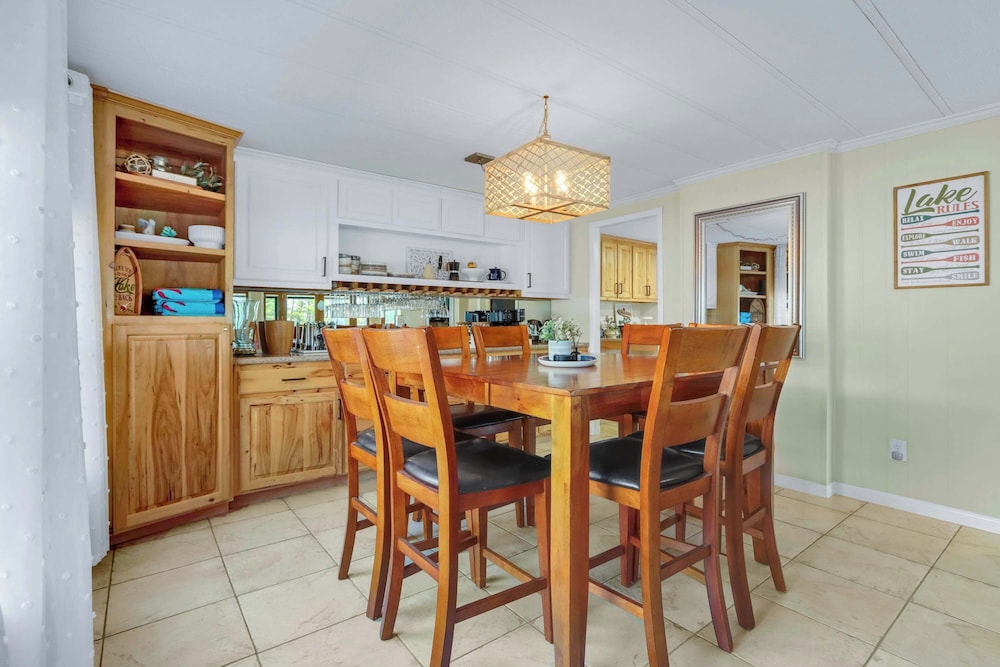 Amazing Lakefront Escape - A Stunner For Sleeps 14