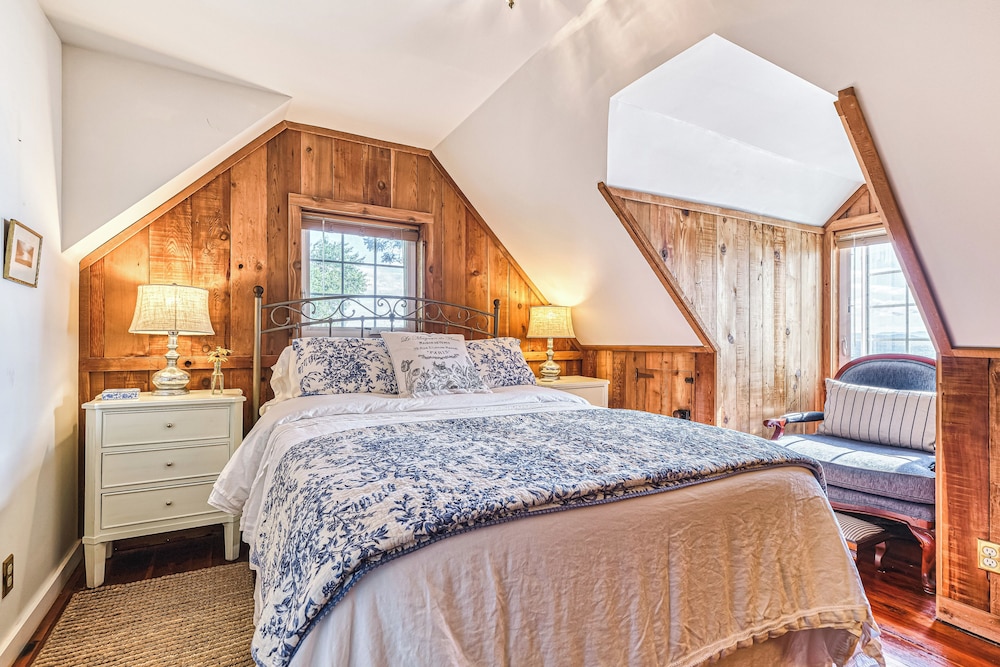 2 BR Beachfront Cottage w/ Grill & Expansive Deck