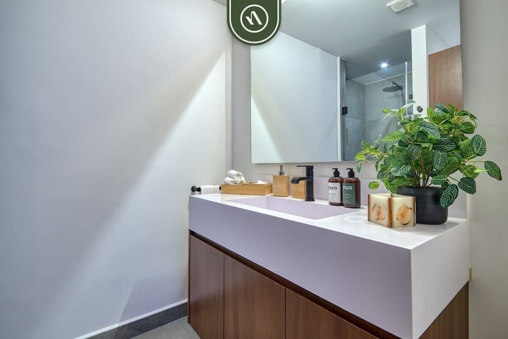 New Studio - King Bed - Pool - Jacuzzi - Gym
