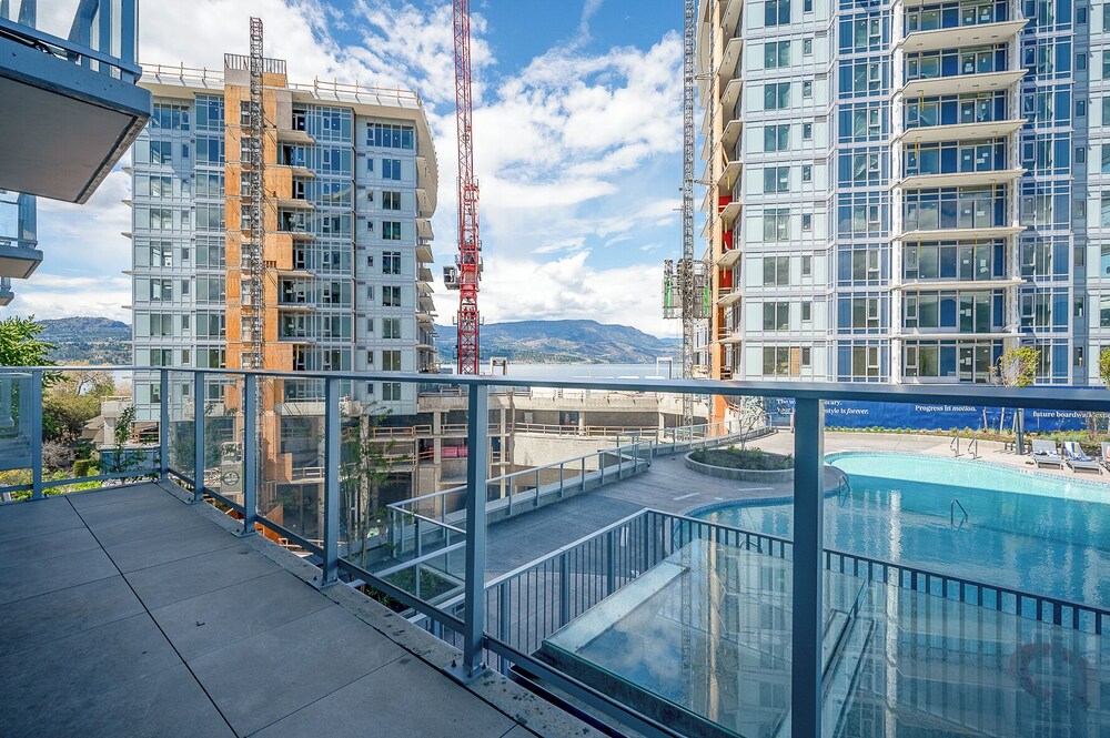 AQUA Corner Unit w Amazing View 614