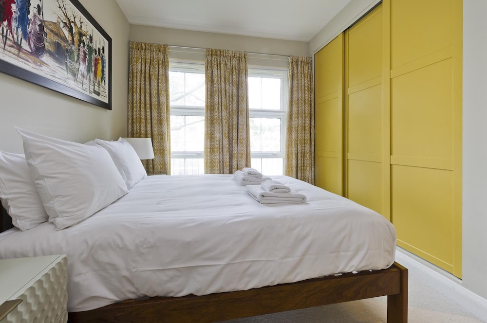 Stylish two Bedroom Apartment Near Tower Bridge by Underthedoormat