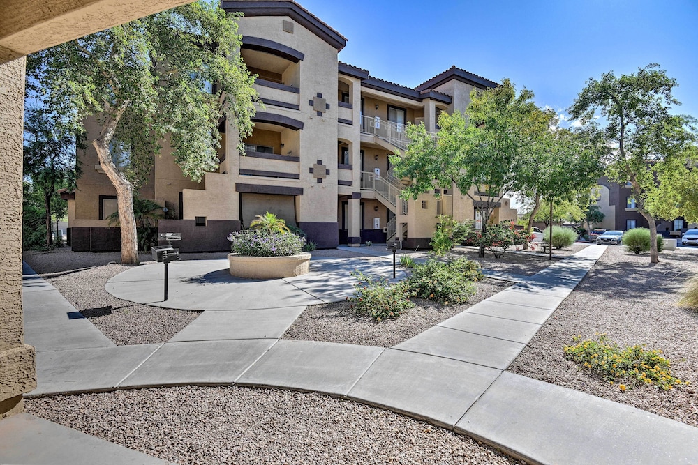 Pool Access, Private Patio & Grill: Mesa Condo!
