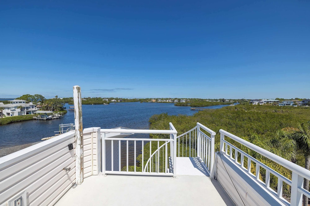 6B Waterfront Game Room Pool Hot Tub Dock