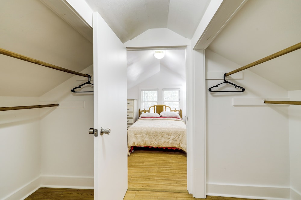 1 Mi to Dtwn! Restored 1930s Brenham Retreat