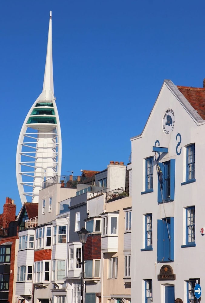 Gunwharf Quays Cozy Central Apartment