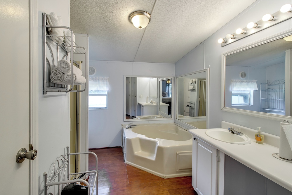 1 Mi to US Marine Base Albany: Cozy Getaway!