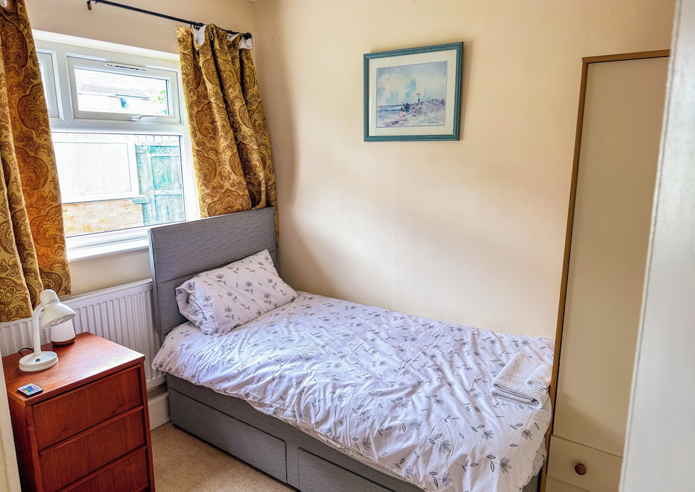 3 Bed - Sleeps 4 - Free Parking - Private Garden