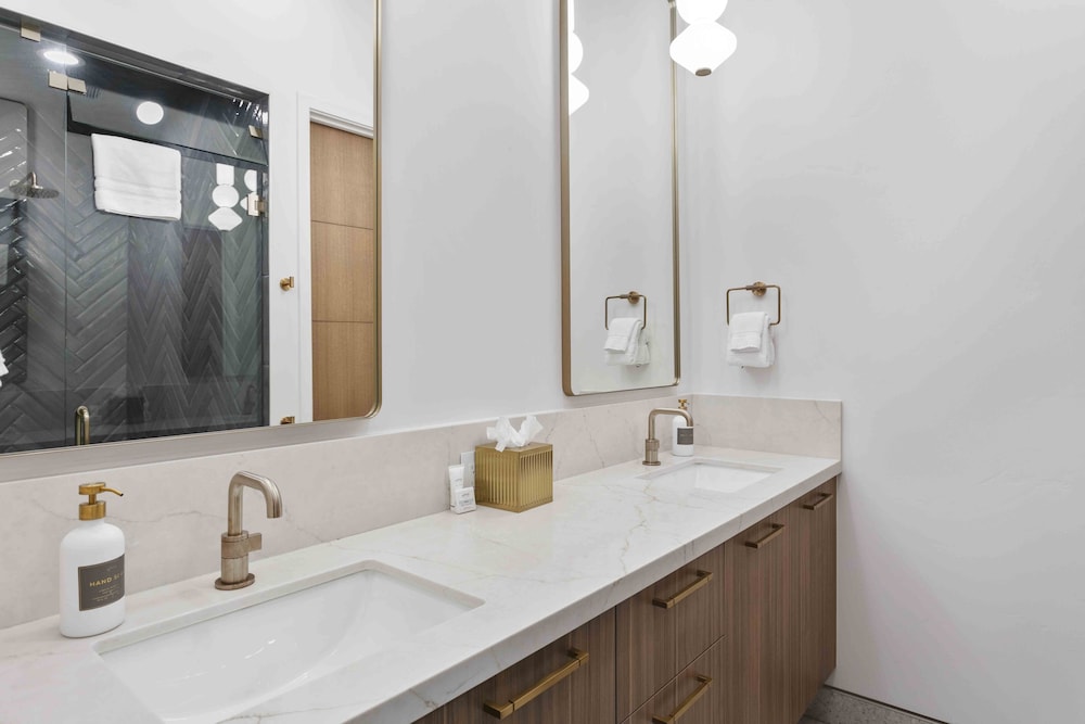 1868 W SkyRidge Drive 4 Bedroom Home with Hot Tub 4 Home
