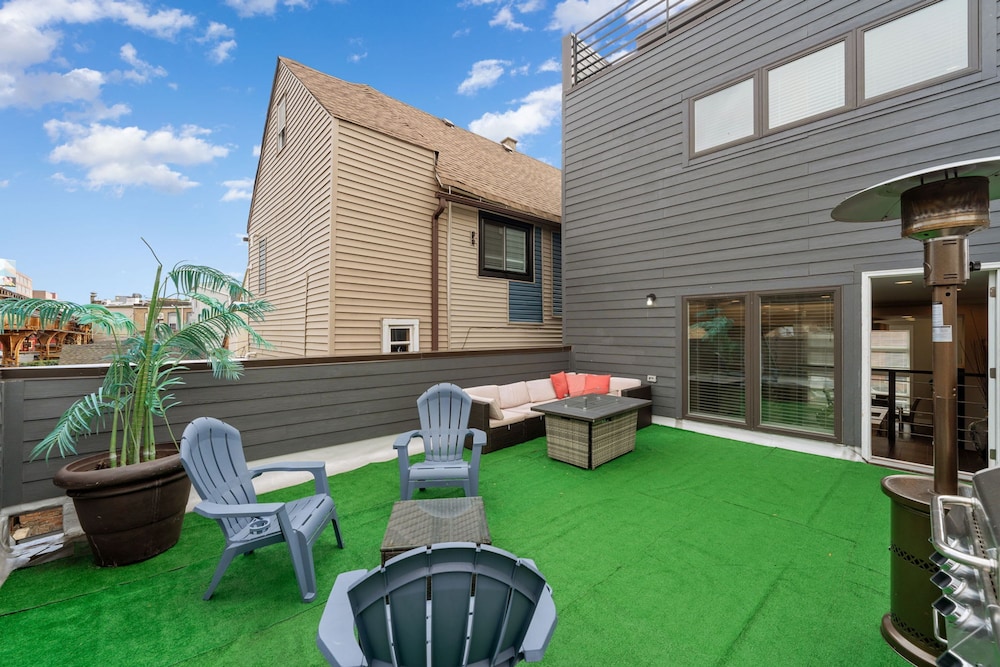 Magnificent NEW Home w 8 Beds Free Parking